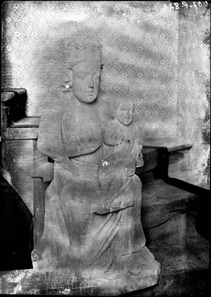 Vierge à l'Enfant en pierre assise sur un trône provenant de la chapelle du Saulce d'Island (H : 78cm ; premier quart du 15e siècle) et conservée dans l'église Notre-Dame-de-la-Nativité de Pontaubert (Yonne).