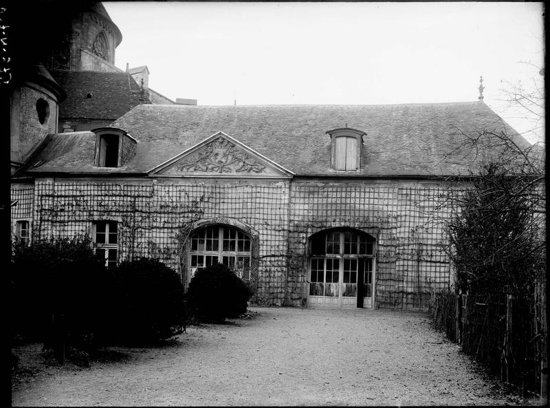 Ancienne orangerie du palais des archevêques de Sens, vue depuis les jardins de l'archevêché