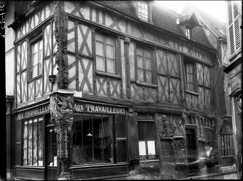 Façade vue de la rue de la République