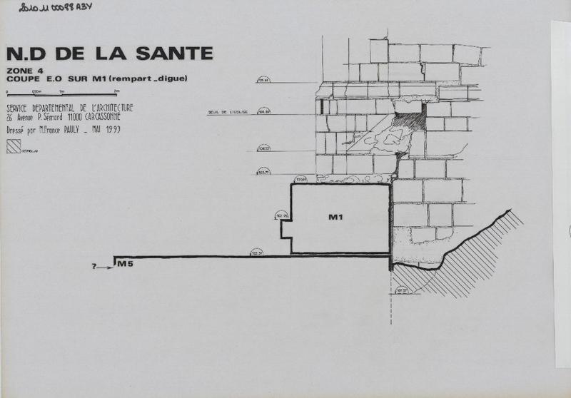 Fouilles jouxtant l'édifice ; coupe est-ouest ; rempart digue ; zone 4.