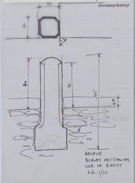 Entrée rue Trivalle ; borne existante sur la rampe ; croquis.