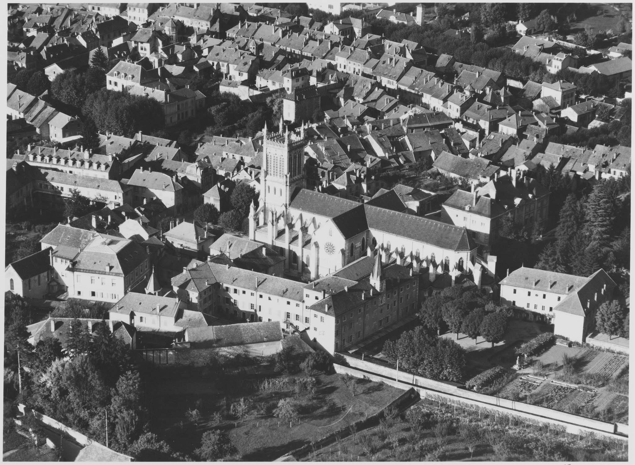 La ville avec la cathédrale Saint-jean-Baptiste