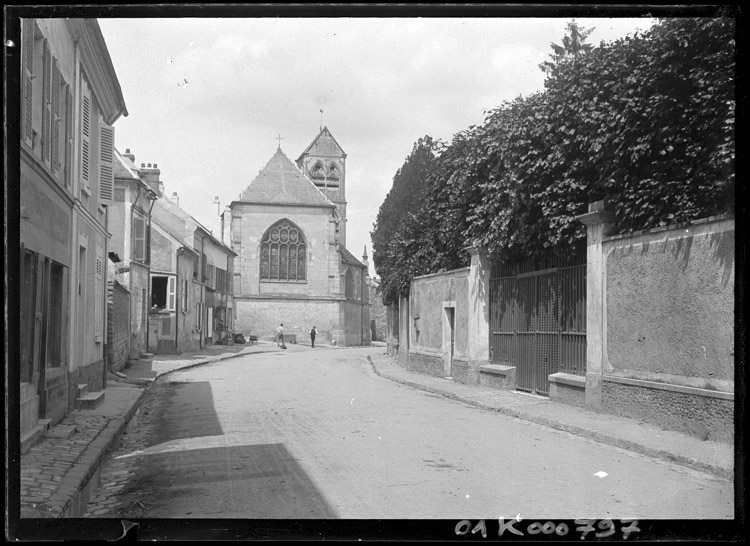 Chevet et clocher de l’église dans la perspective d’une rue