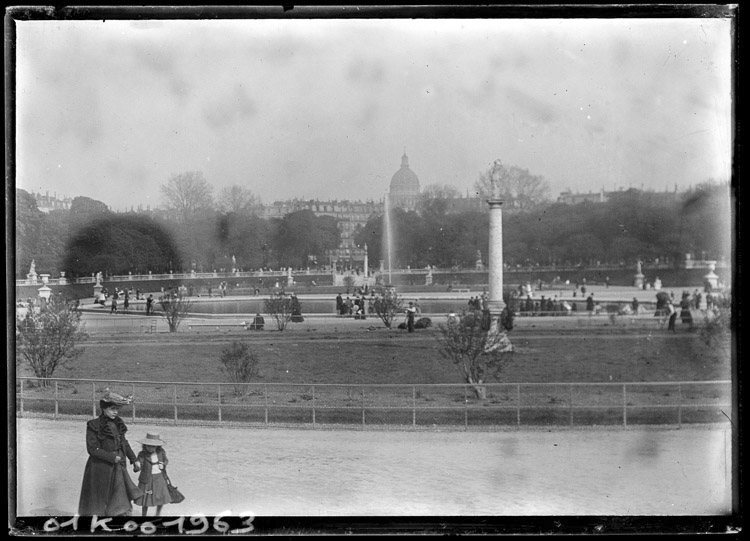 Parterre central et bassin octogonal, au loin la coupole du Panthéon