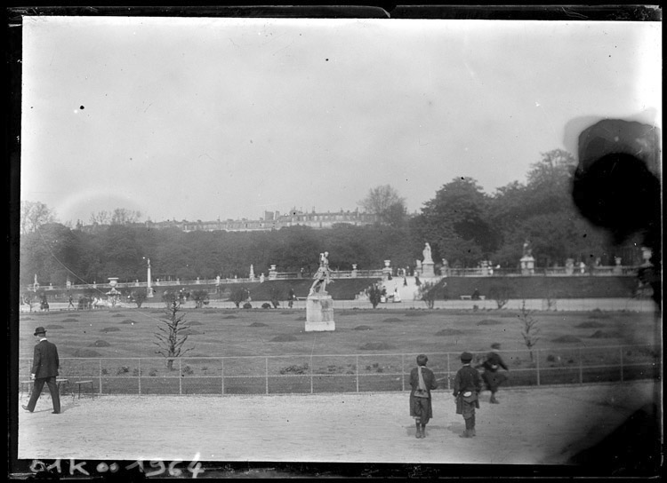 Parterre central entouré de terrasses à balustrade