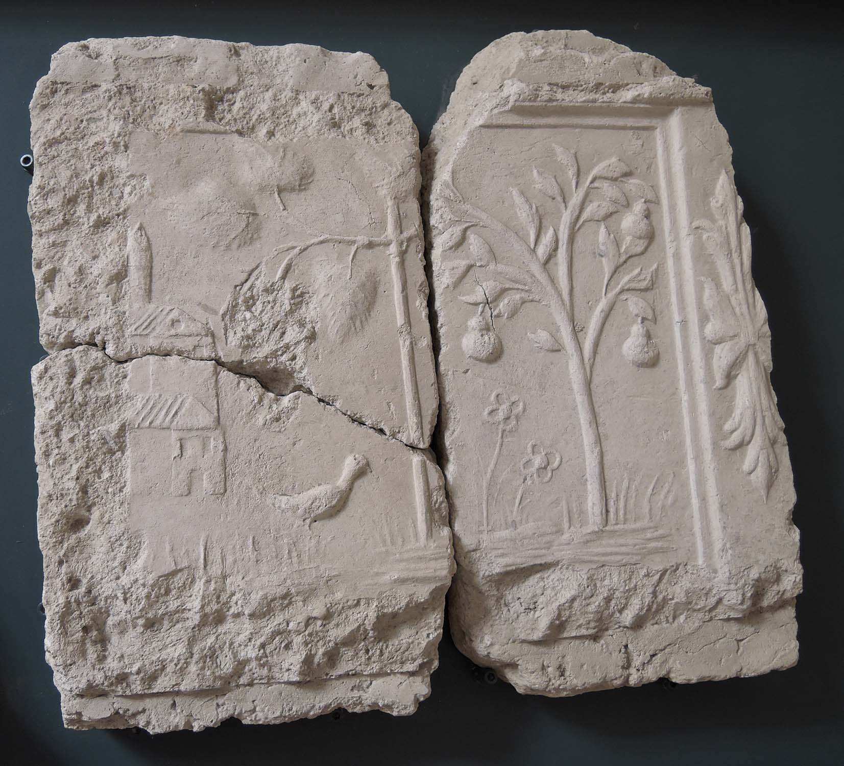 Plafond en plâtre. I4. Cet entrevous était initialement divisé en trois carrés à motifs décoratifs