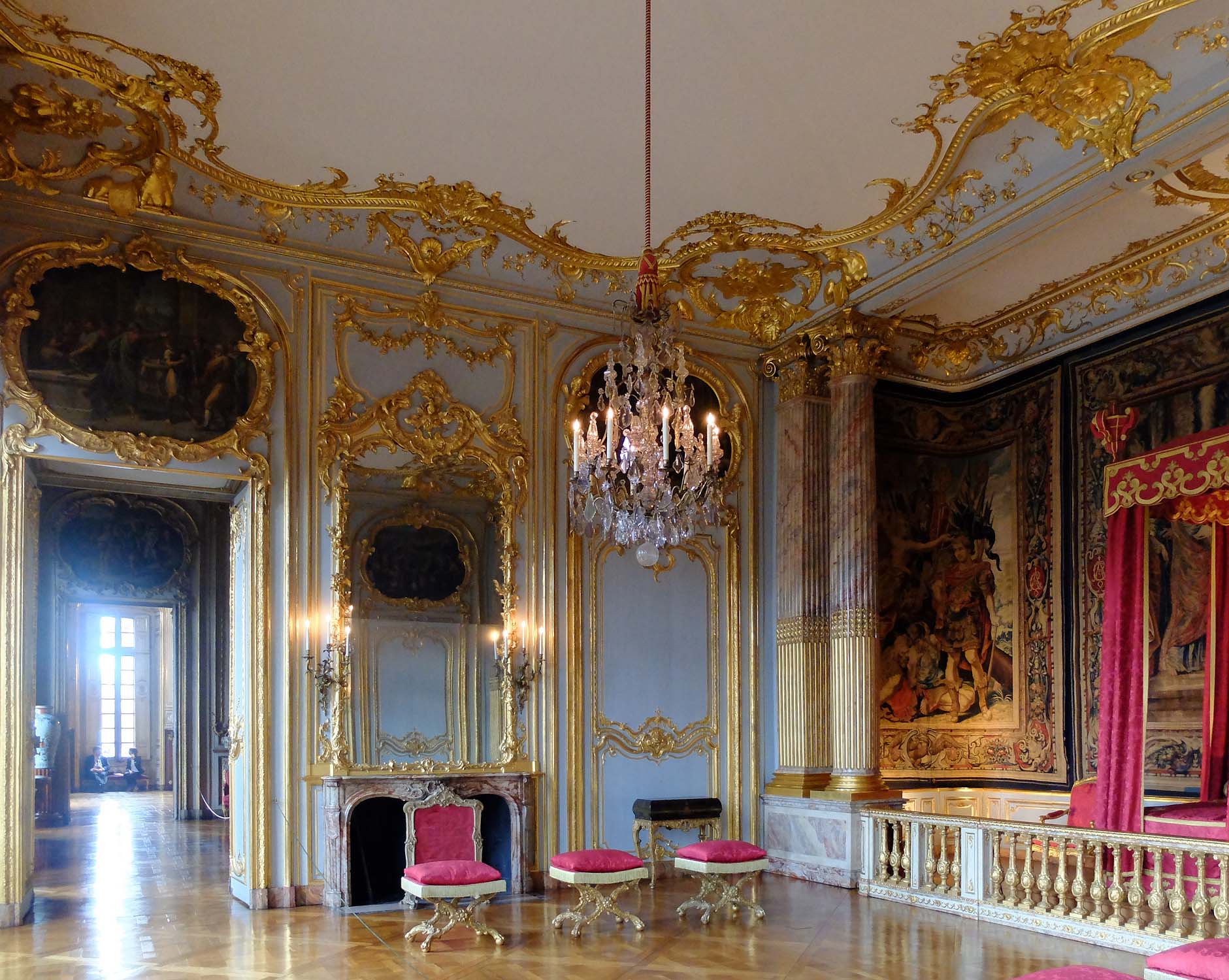 Chambre à coucher de parade ou du dais : plafond à gypseries, colonnes et pilastres en stuc-marbre, atelier rhénan Castelli et Morsegno