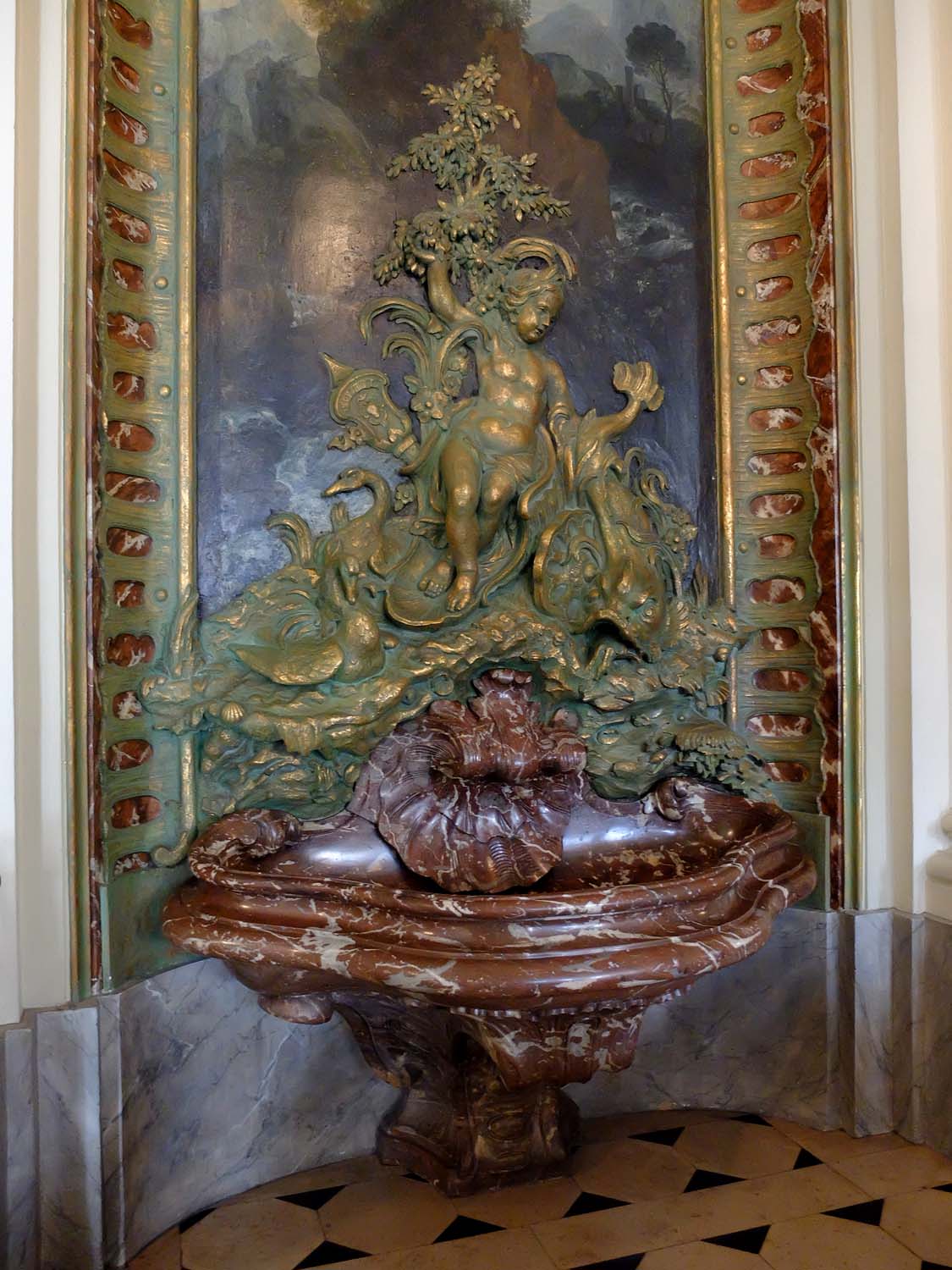 Salle du synode : gypseries dorées en faux-bronze de Jean-Auguste Nahl au-dessus d’une vasque en marbre