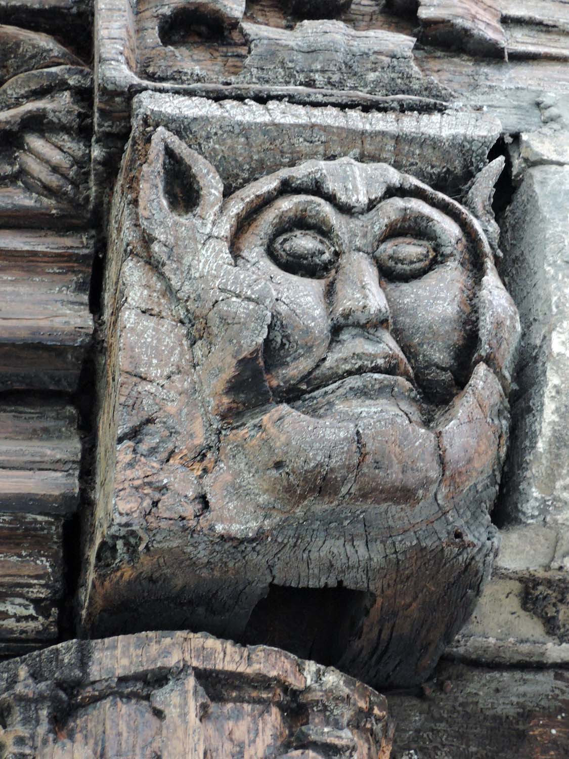 Sculpture du poteau situé à droite, au premier étage, façade sur rue