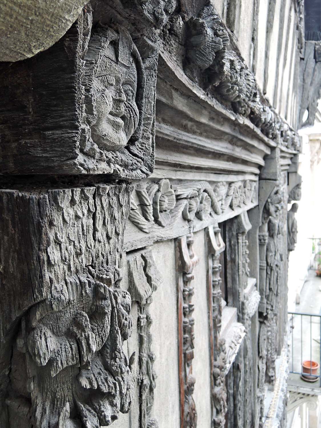 Sculptures en partie haute du deuxième étage, façade sur rue