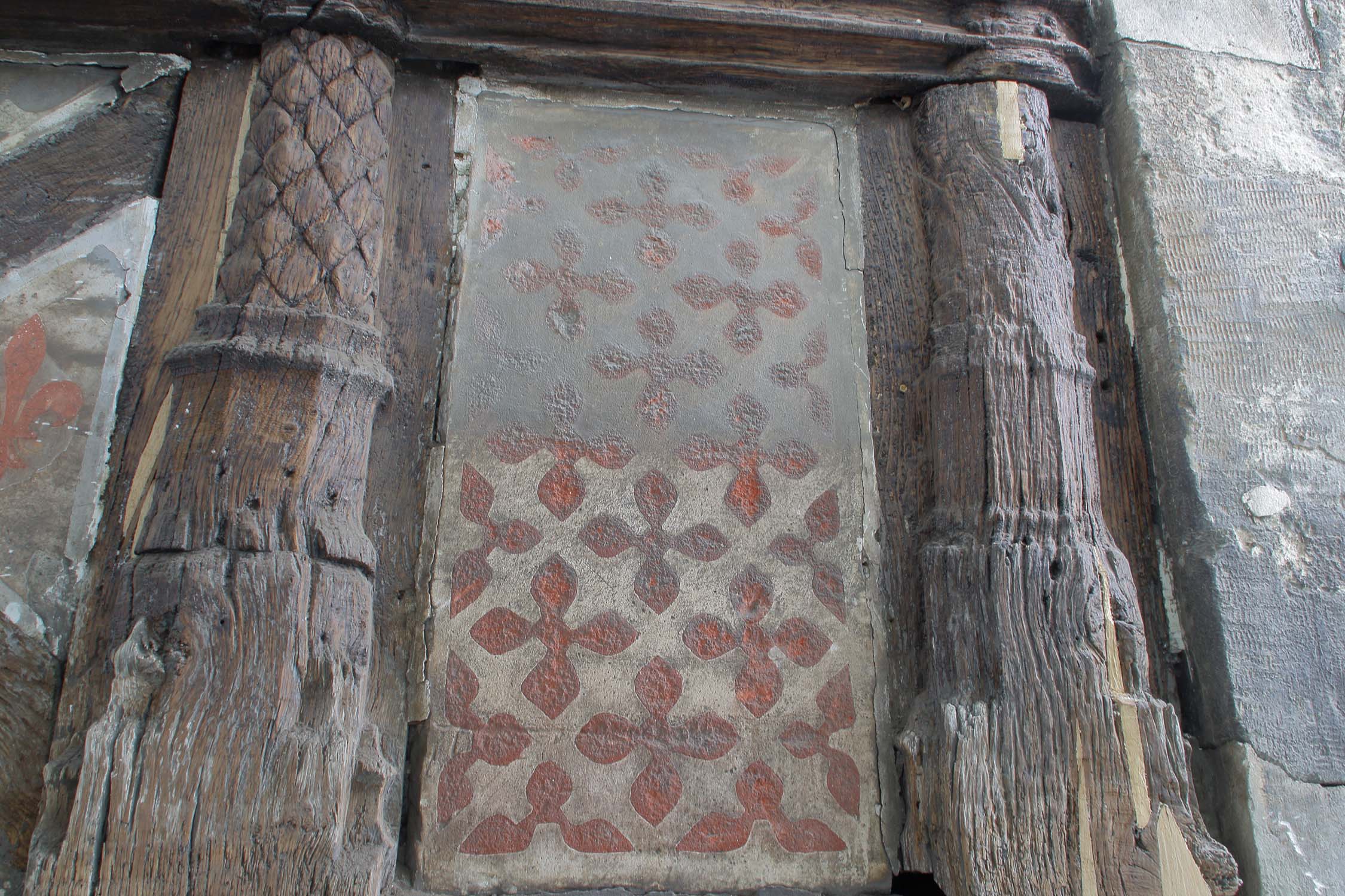 Hourdage encadrant les croix de Saint-André, au premier étage, façade sur rue