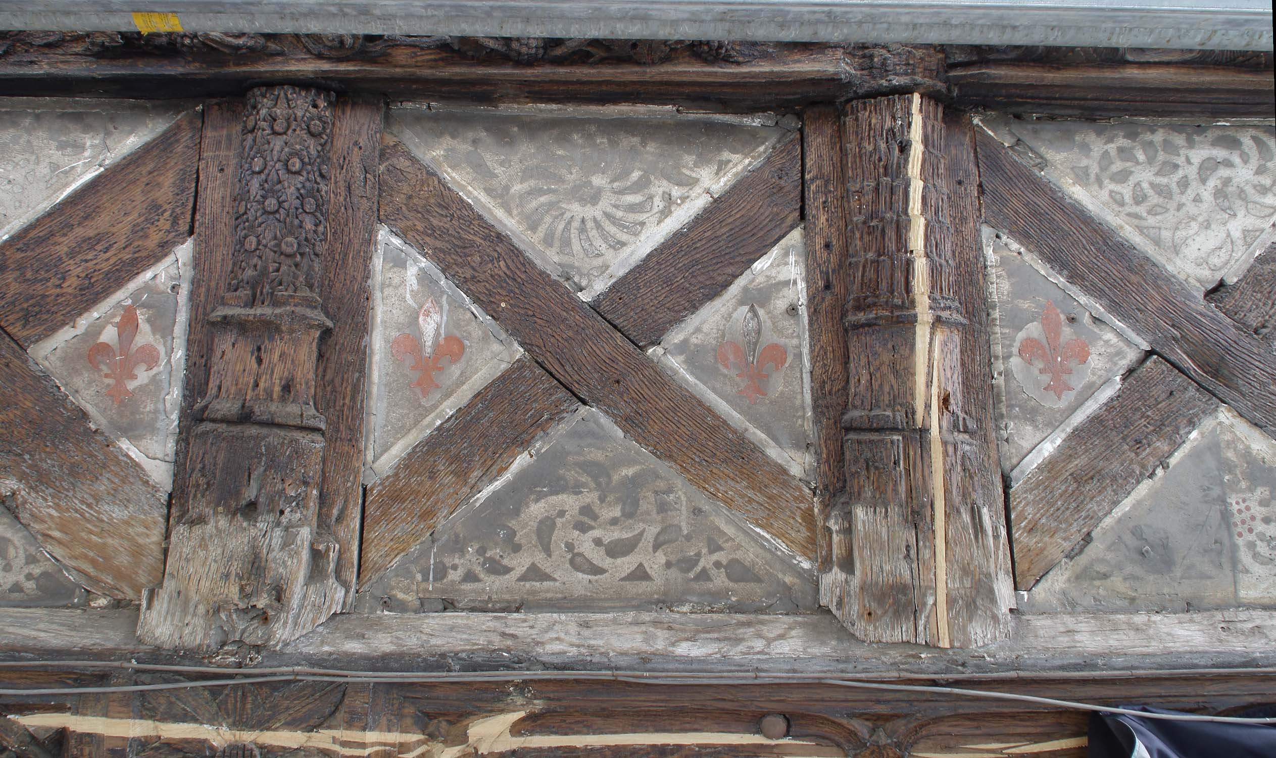 Troisième croix de Saint-André en partant de la gauche, façade sur rue