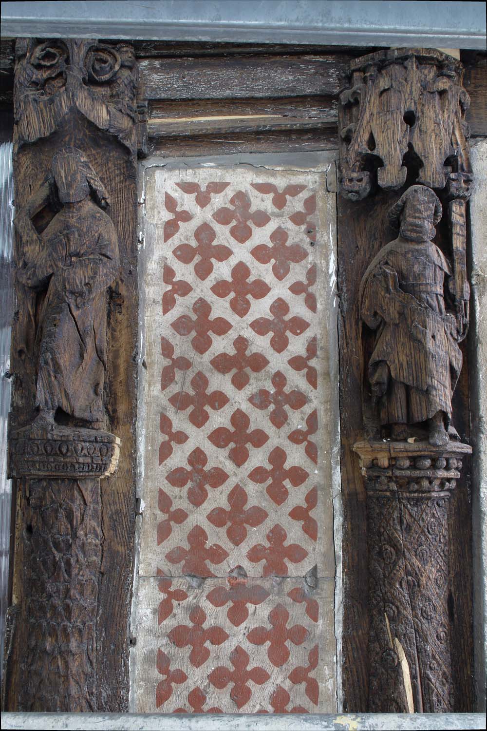 Hourdage et poteaux sculptés au premier étage, à droite des fenêtres ; façade sur rue