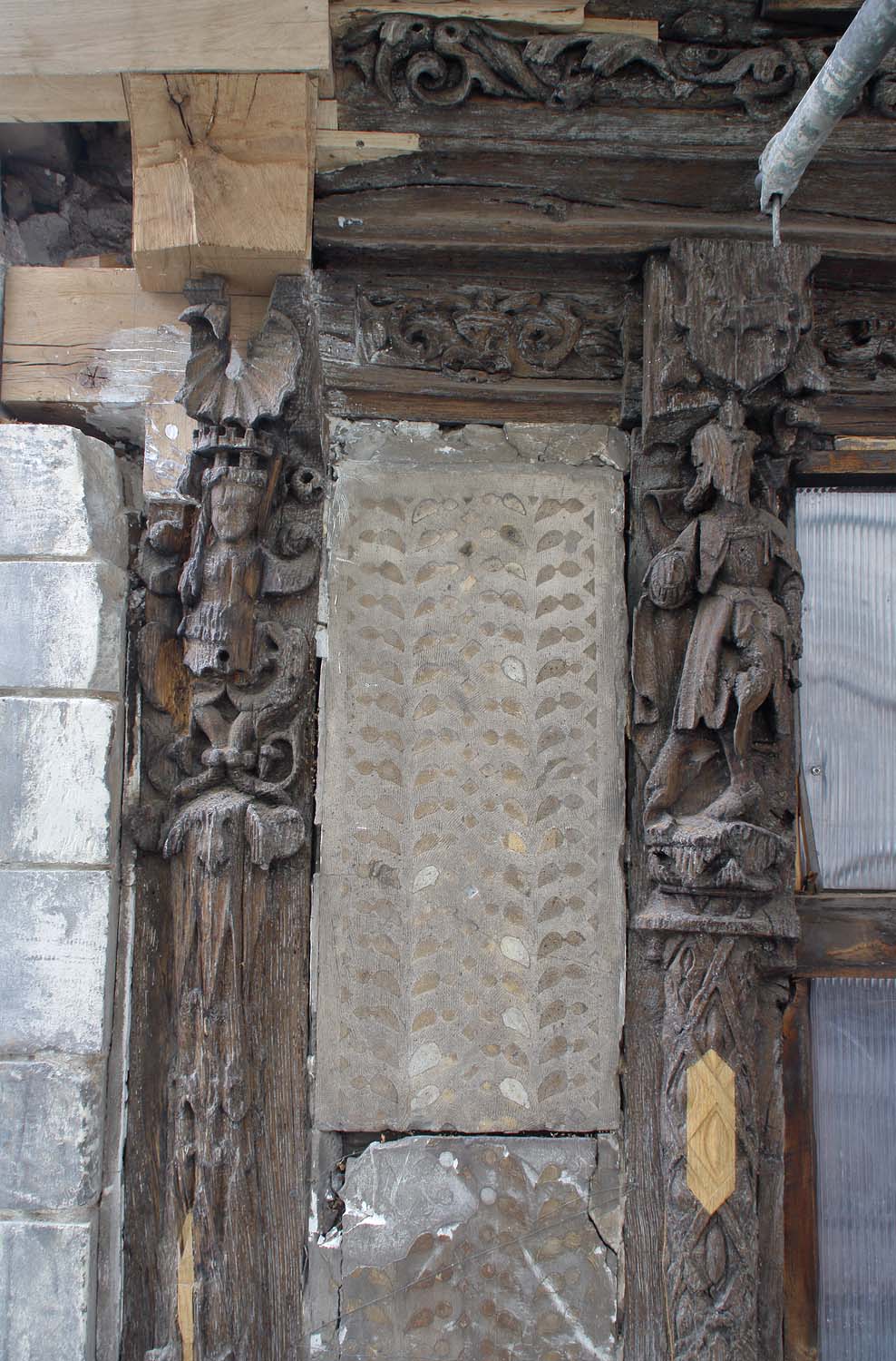 Partie haute du hourdage du deuxième étage, à gauche ; façade sur rue