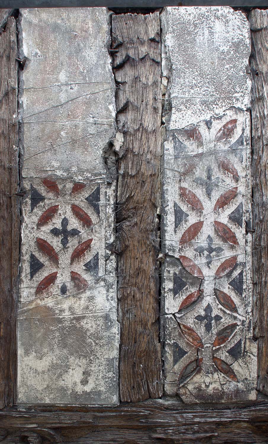 Décors du hourdage de la partie haute du troisième étage, à gauche des fenêtres ; façade sur rue