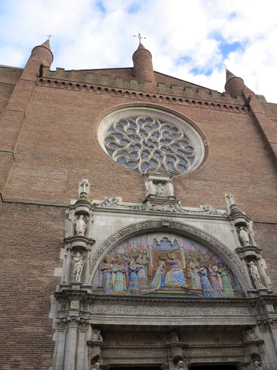 Partie haute de la façade occidentale, avec tympan sculpté et mosaïque moderne polychrome