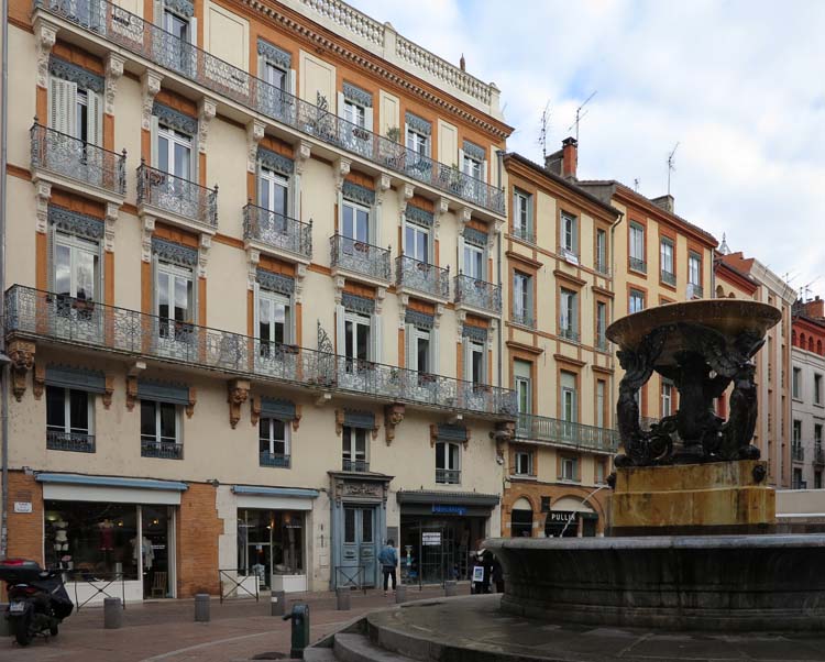 Façade nord avec balcons en fer forgé et fenêtres à lambrequins et piédroits sculptés