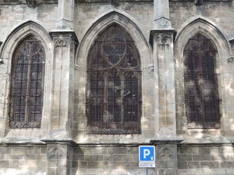 Façade est de la sacristie, les trois baies et leur grilles