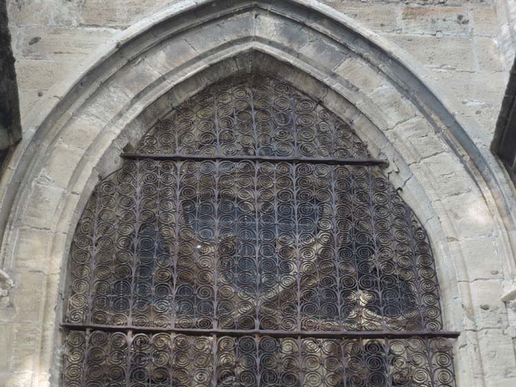 Façade est de la sacristie, partie haute de la grille de la baie centrale