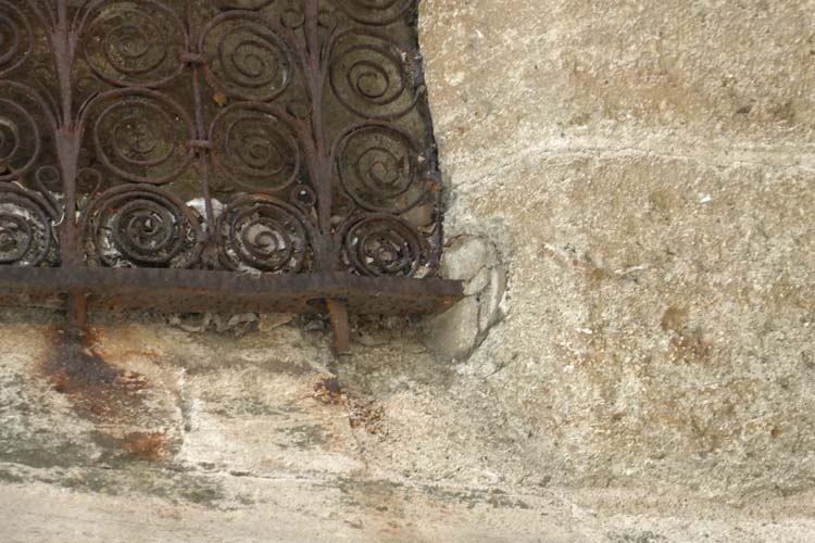 Façade est de la sacristie, détail de la grille de la baie centrale