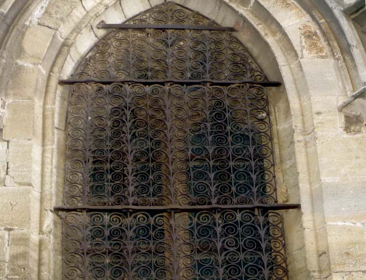 Façade est de la sacristie, partie haute de la grille de la baie