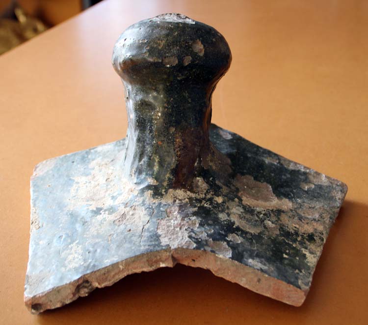Tuile faîtière à bouton