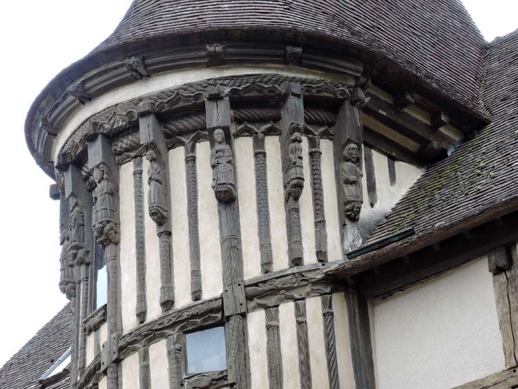 Escalier, détail du décor de la partie supérieure