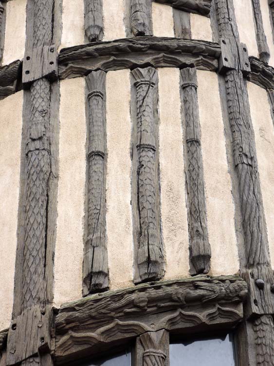 Escalier, détail du panneautage de la structure