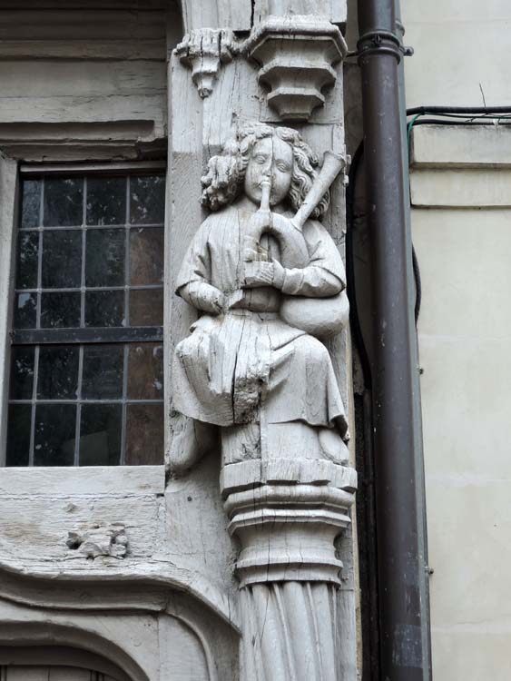 Détail du décor sculpté du poteau d’angle de la façade sur la place