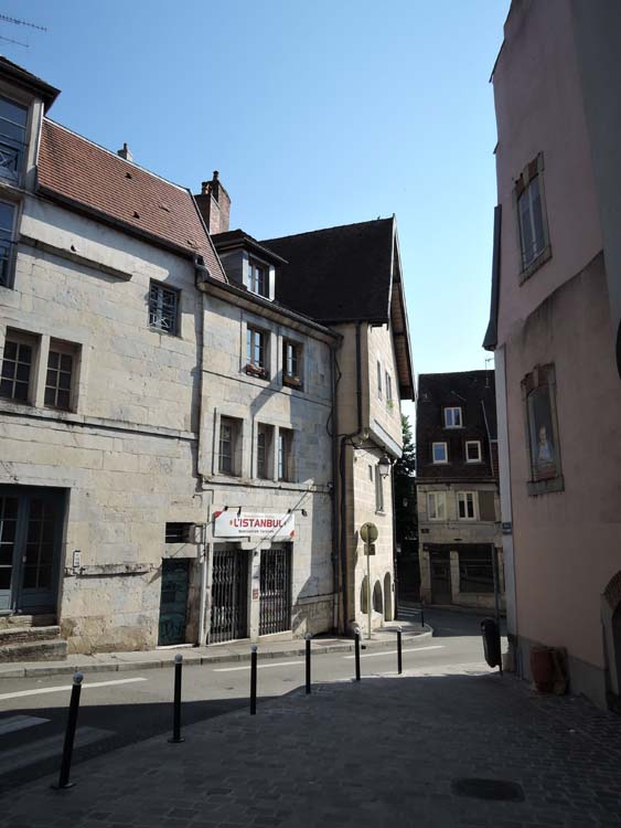 Contexte général depuis la rue des frères-Merciers