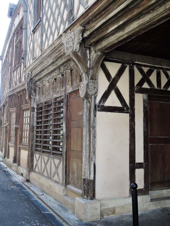 Vue partielle de l’élévation sur rue, détail d’un des poteaux corniers