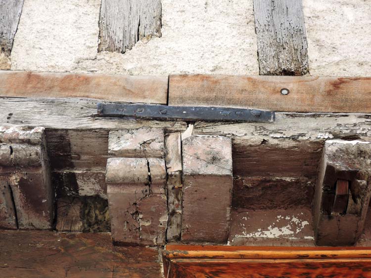 Détail de la sablière avec le lien de fer plat