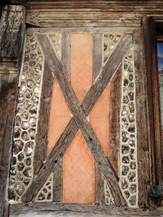 Détail du remplissage du pan de bois, croix de Saint-André, étage carré