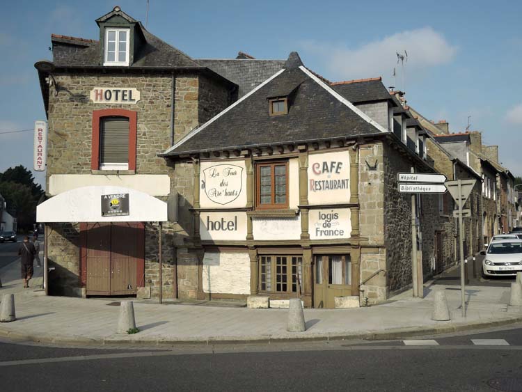 Vue générale de la maison dans son contexte urbain