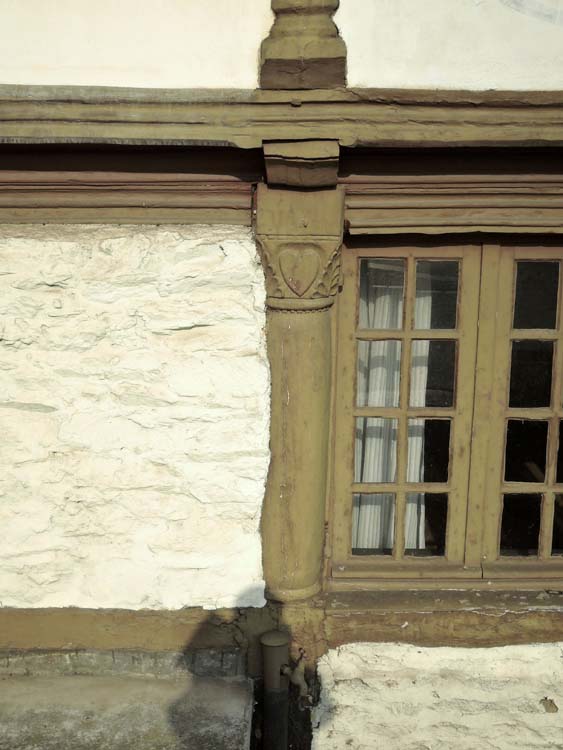 Détail d’un des poteaux sculptés, rez-de-chaussée de la façade