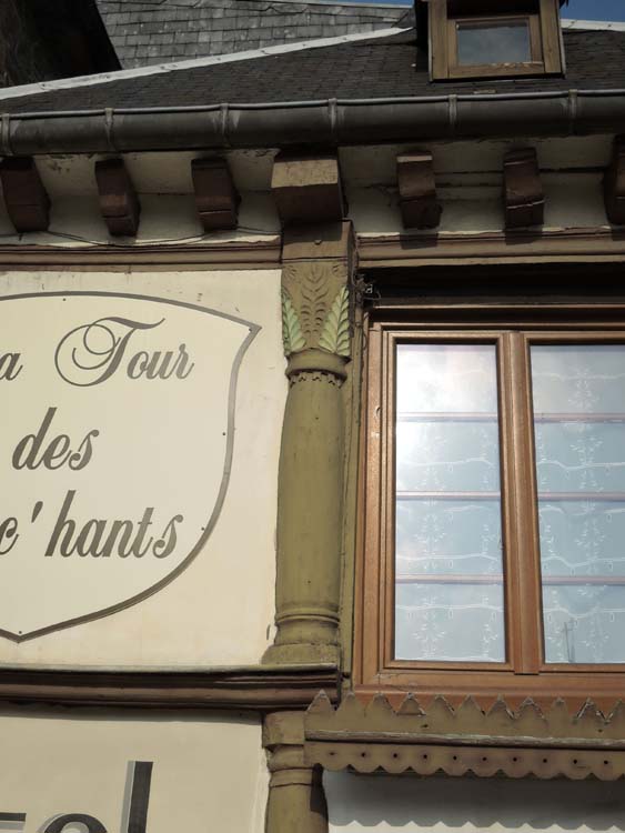 Détail d’un des poteaux sculptés, étage de la façade