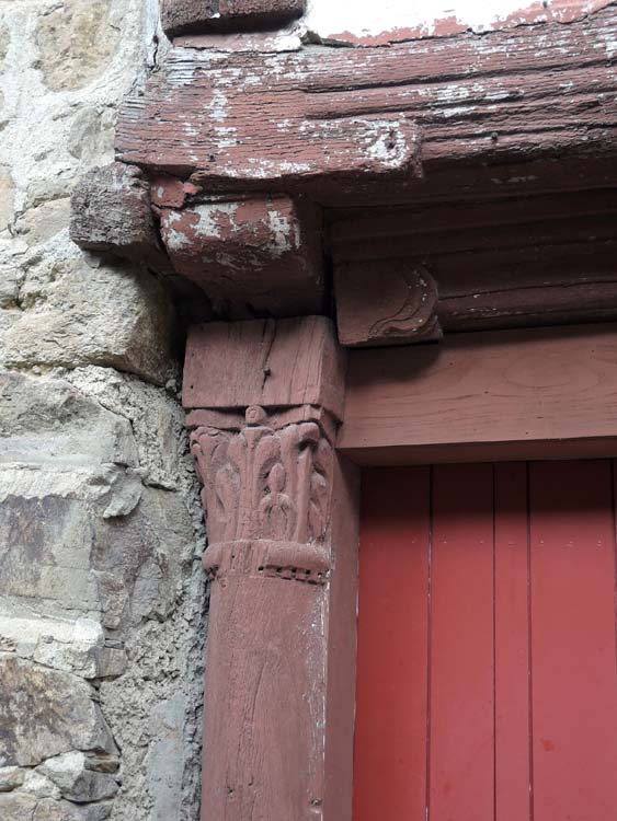 Détail du poteau sculpté et de la sablière en rez-de-chaussée de l’unité d’habitation gauche