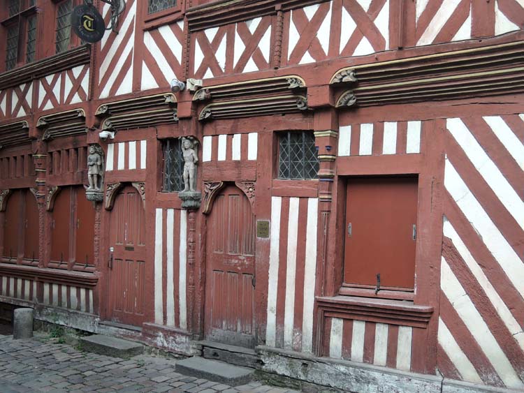 Élévation d’ensemble du rez-de-chaussée avec son décor sculpté, son encorbellement