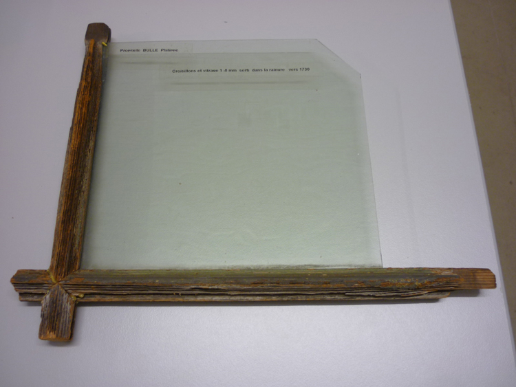Petit bois de fenêtre en sapin à recouvrement type Suisse avec vitre de 1,8 mm d'épaisseur sertie dans les petits-bois ; Croisillons et vitrail serti dans la rainure