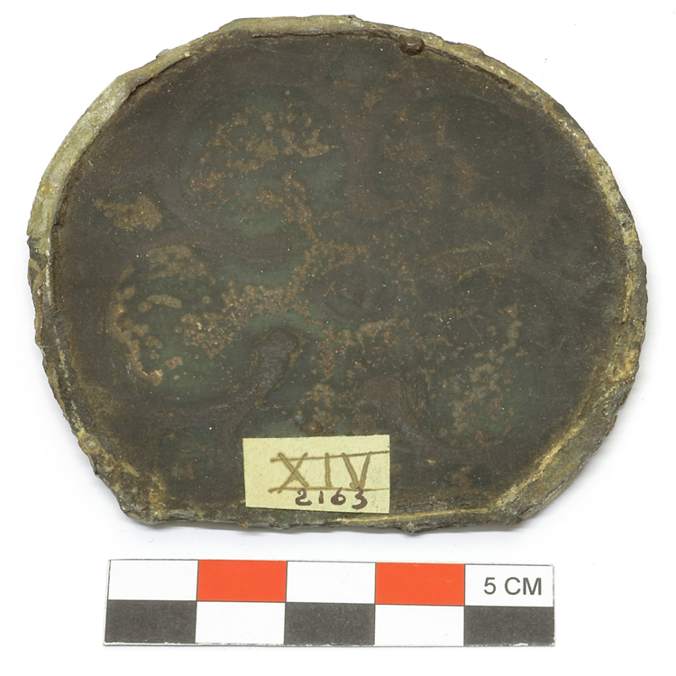 Fragment de vitrail : verre blanc, traces d’enlevé