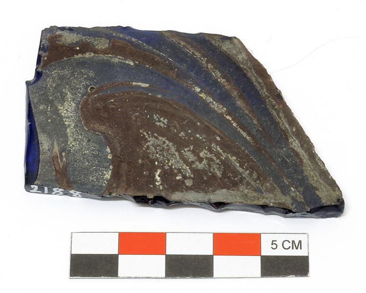 Fragment de vitrail : verre bleu, motifs végétaux