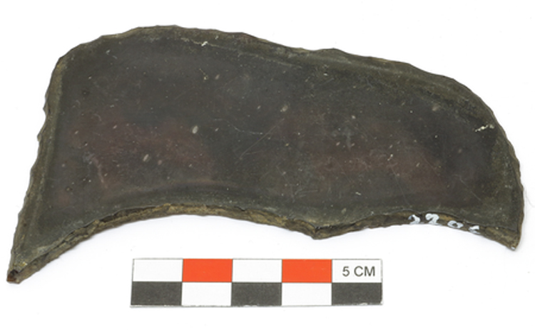 Fragment de vitrail : verre poupre, ton « chair » ; deux têtes