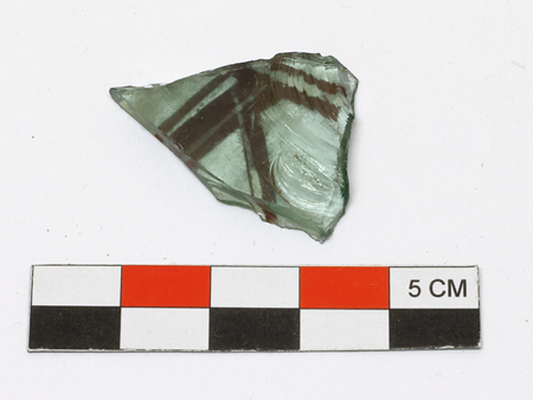 Fragment de vitrail : verre portant traces de figures géométriques