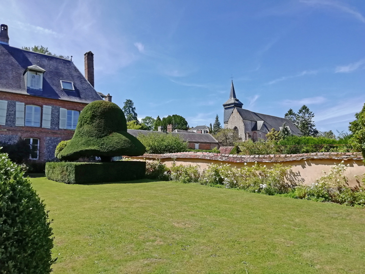 La collégiale Saint-Pierre depuis le Jardin des Ifs