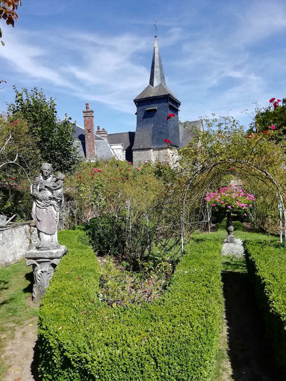 La collégiale Saint-Pierre depuis le jardin Henri-le-Sidaner