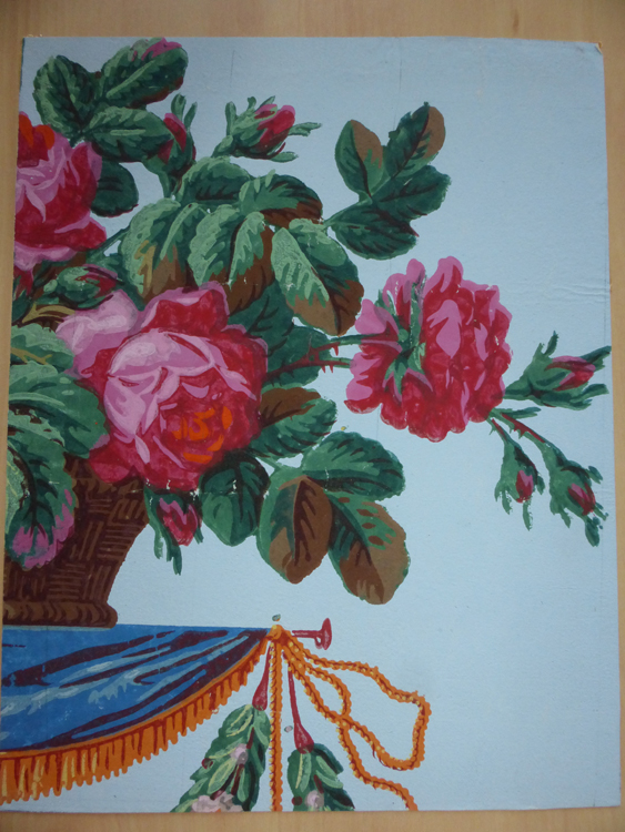 Papier peint (fragment d’un rouleau de feuille collé) : bouquet de roses en fleur et bouton, dans corbeille