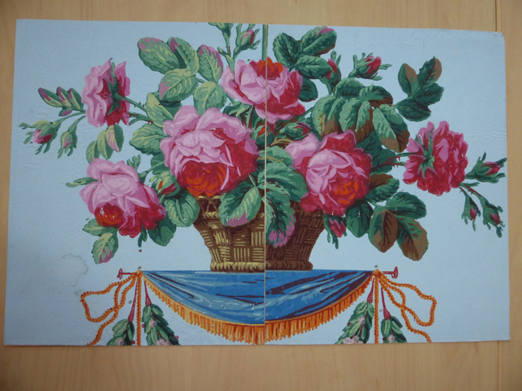 Papier peint (fragment d’un rouleau de feuille collé) : bouquet de roses en fleur et bouton, dans corbeille