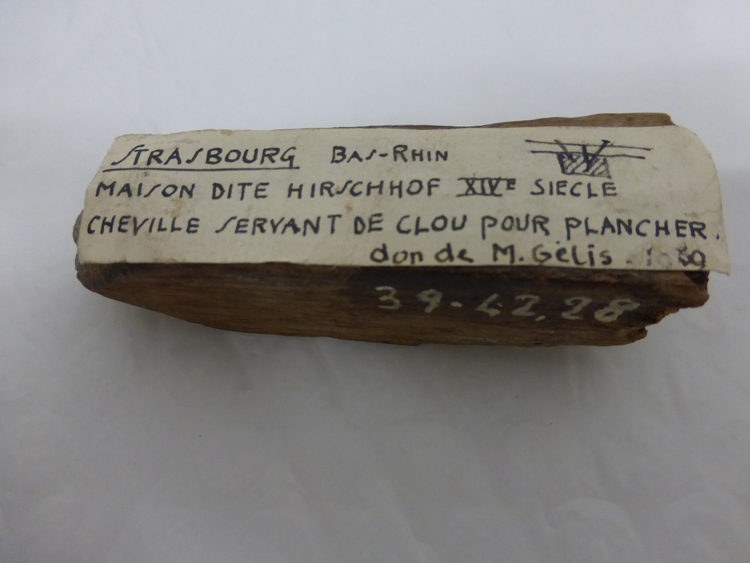 Cheville de bois servant de clou de plancher