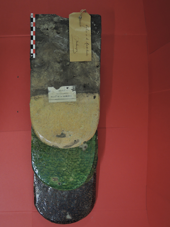 Tuile plate ancienne vernissée jaune, en écaille à deux trous