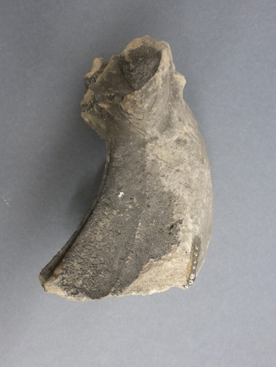 Fragment ancien et détérioré de sculpture en pierre tendre de Méry ou de Créteil